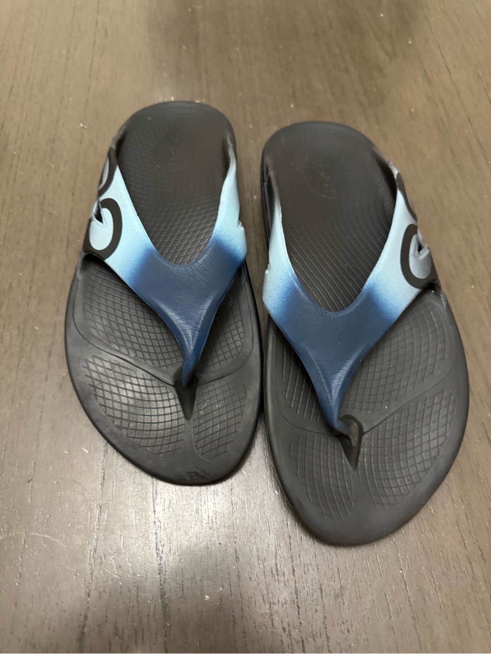 OOFOS Men's Black and Blue Gradient Recovery Flip Flops size M11